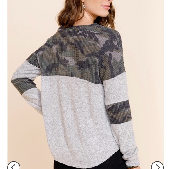 NWT Francesca’s Camo Thermal Top XS - Picture 4 of 4